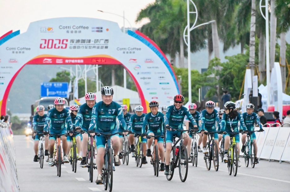 一群人骑着自行车在路上描述已自动生成