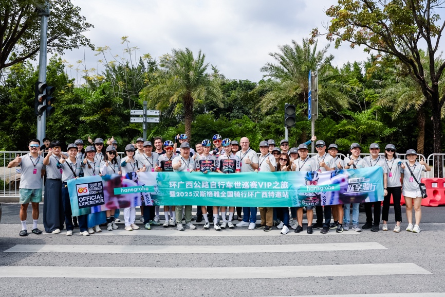 人们在看台上的人在路上走描述已自动生成