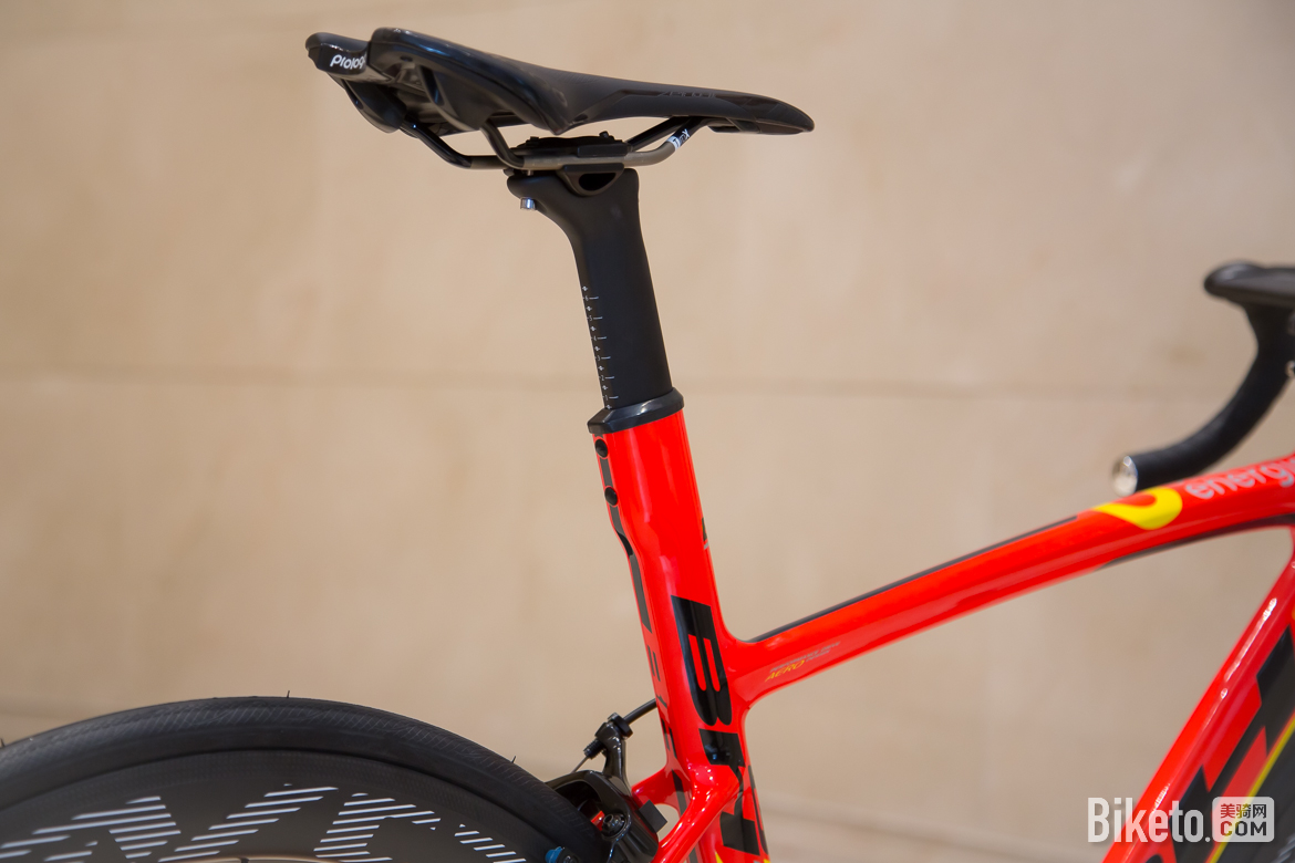 BH G7 Pro Dura Ace Mec西班牙国旗色队版空气动力学公路车。