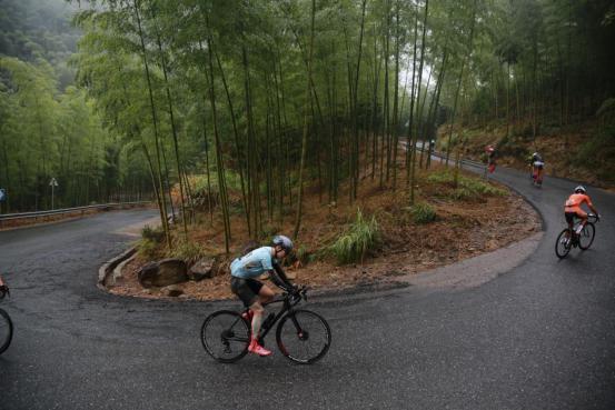 “群雄逐鹿 谁与争锋”衢州第五届自行车骑行挑战赛上演小鹿快跑